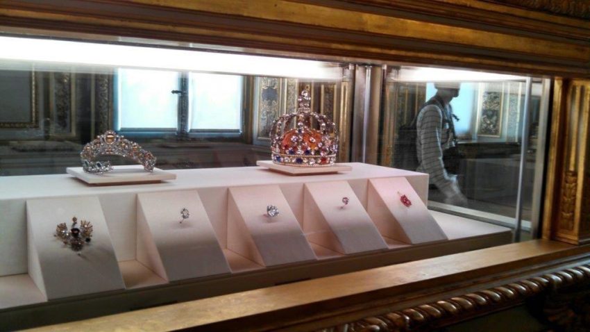 The Crown Jewels features a 140-carat diamond (center).