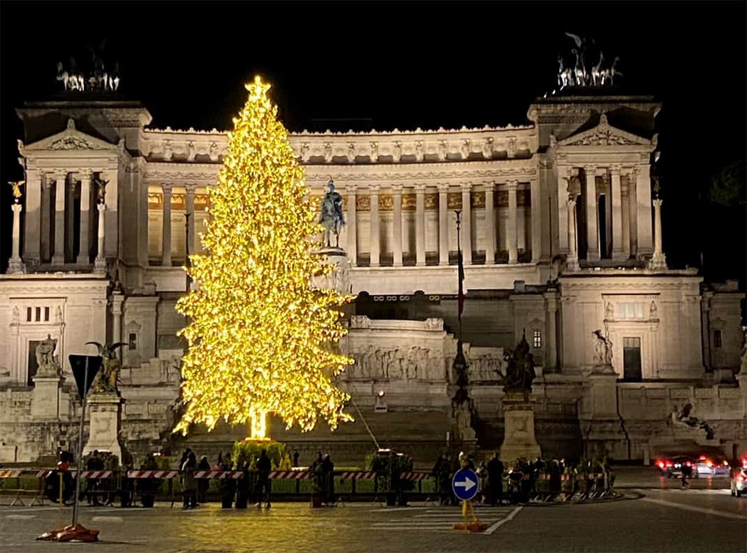 The 6 p.m. closing hours severely restricted the crowds around the Christmas tree at Il Vittoriano.