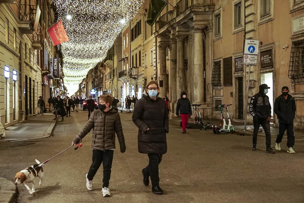 Fines for not wearing a mask in Rome range from 400-1,000 euros. 