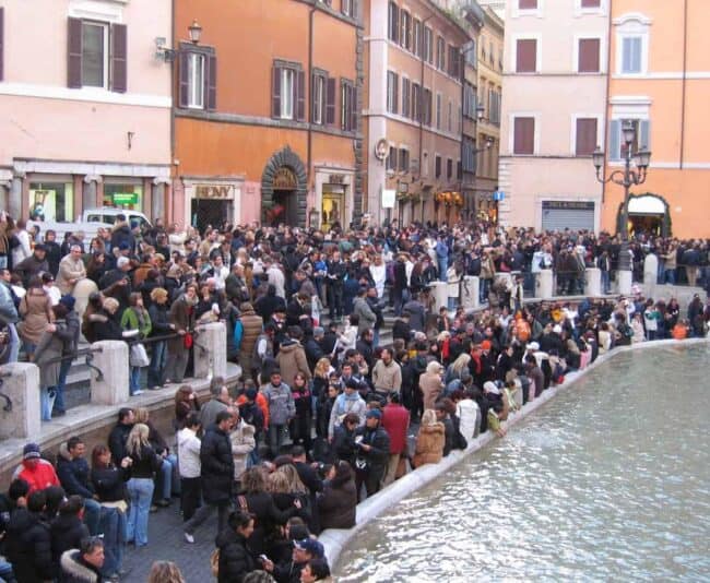 Trevi_fountain_with_crowds
