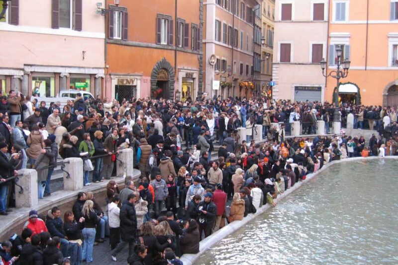 Trevi_fountain_with_crowds