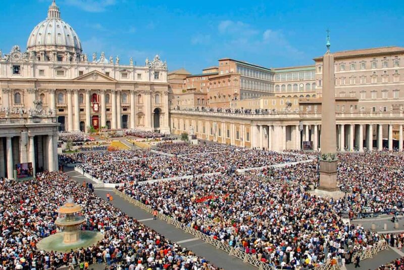 st-peters-crowd